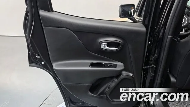 Jeep Renegade — Фото автомобиля 14
