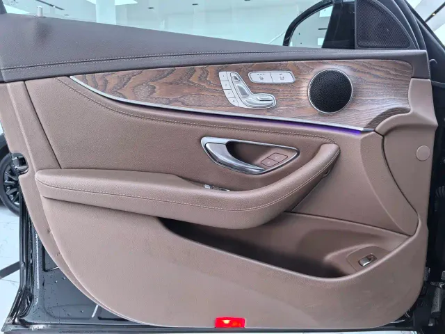 Mercedes-Benz E-Class — Фото автомобиля 4