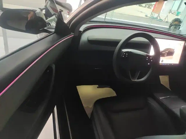 Tesla Model 3 — Фото автомобиля 15