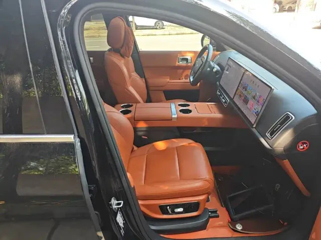 Li Auto L8 — Фото автомобиля 24