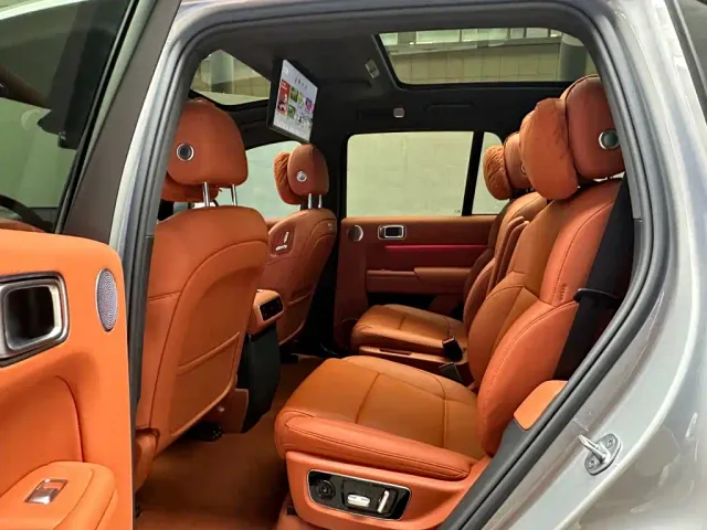 Li Auto L8 — Фото автомобиля 10