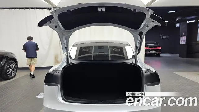 Tesla Model 3 — Фото автомобиля 20