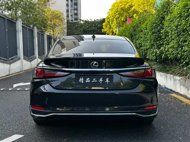 Lexus ES — Фото автомобиля 5