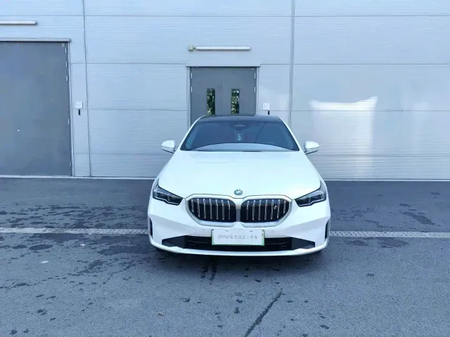BMW i5 — Фото автомобиля 4