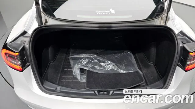 Tesla Model 3 — Фото автомобиля 18