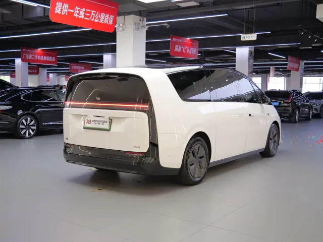 Li Auto MEGA — Фото автомобиля 11
