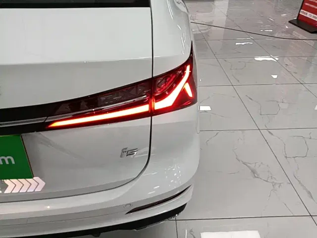 Roewe i5 — Фото автомобиля 7