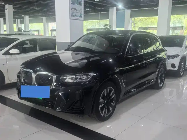 BMW iX3 — Фото автомобиля 2