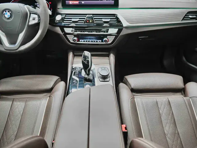BMW 5 Series — Фото автомобиля 30
