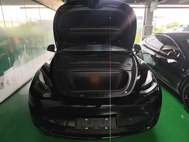 Tesla Model Y — Фото автомобиля 19