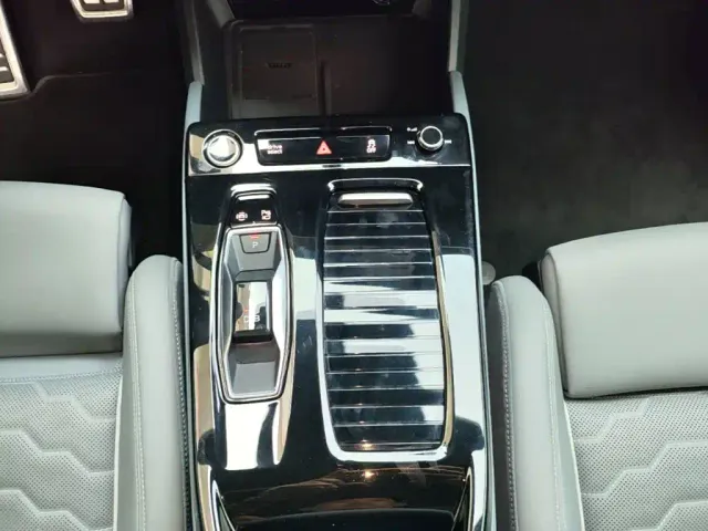 Audi Q6L e-tron — Фото автомобиля 13