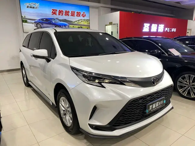 Toyota Granvia 2023 2.5L Hybrid Comfort Edition — Фото автомобиля 3