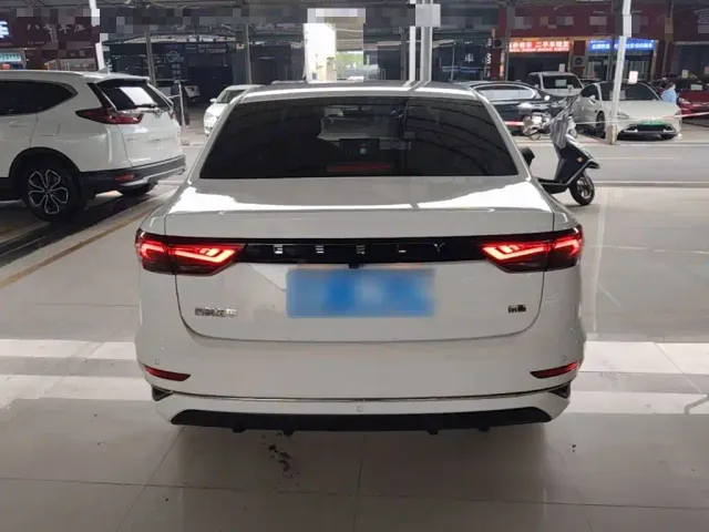Geely Emgrand — Фото автомобиля 5