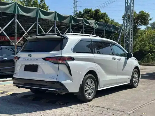 Toyota Sienna — Фото автомобиля 7