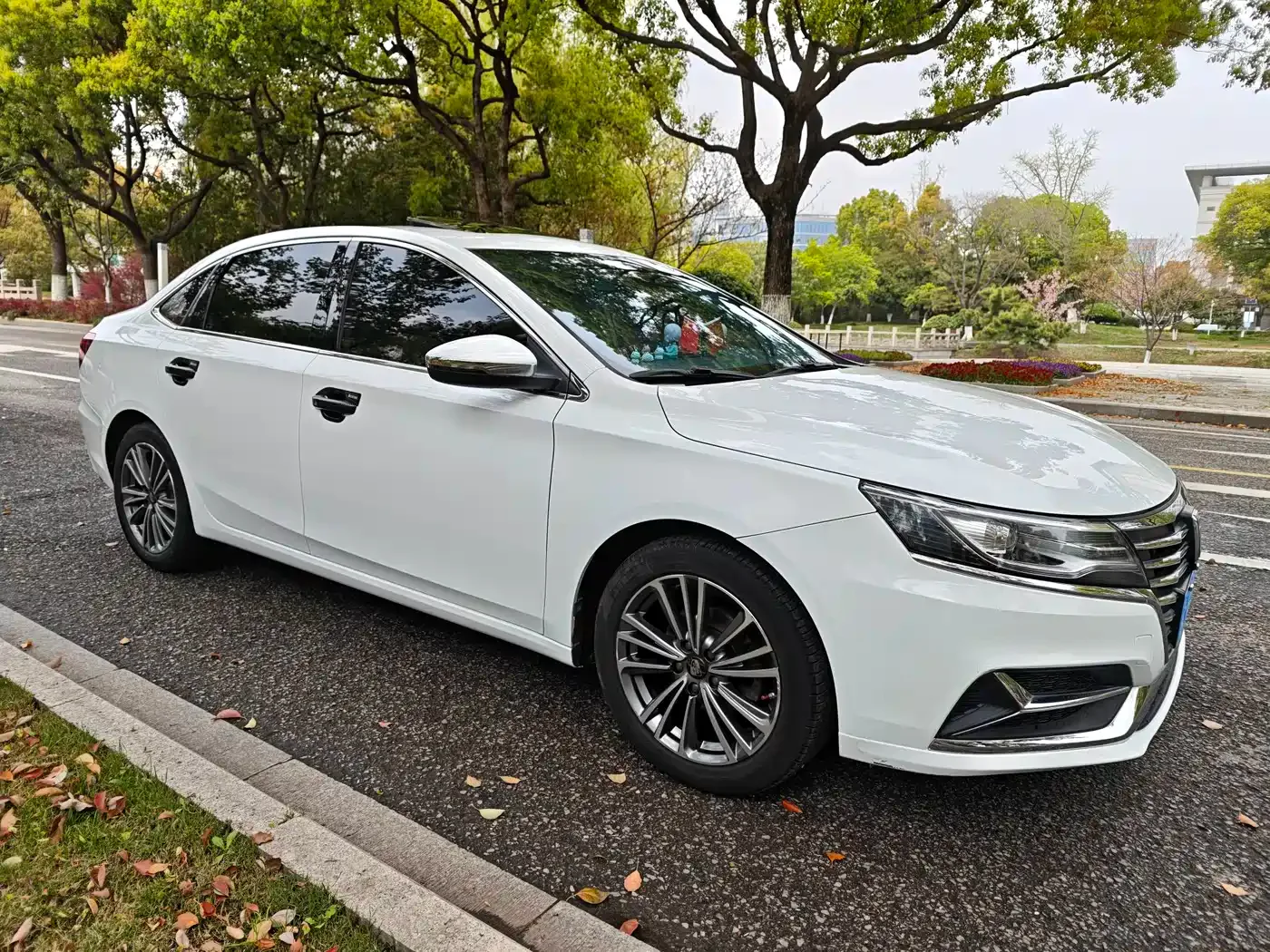 Roewe Roewe i6 2020 PLUS 1.6L CVT 4G Connected Glory Flagship Edition — Фото автомобиля 3
