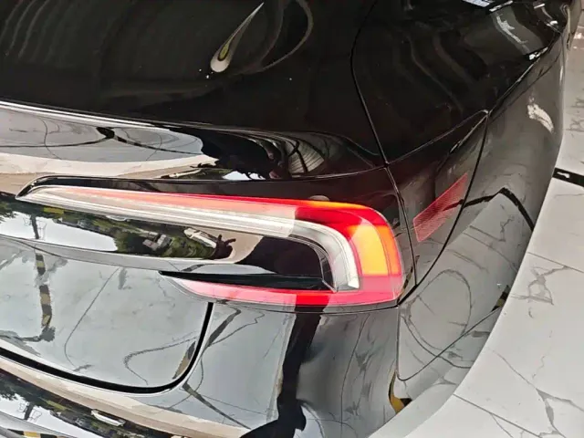Tesla Model 3 — Фото автомобиля 7