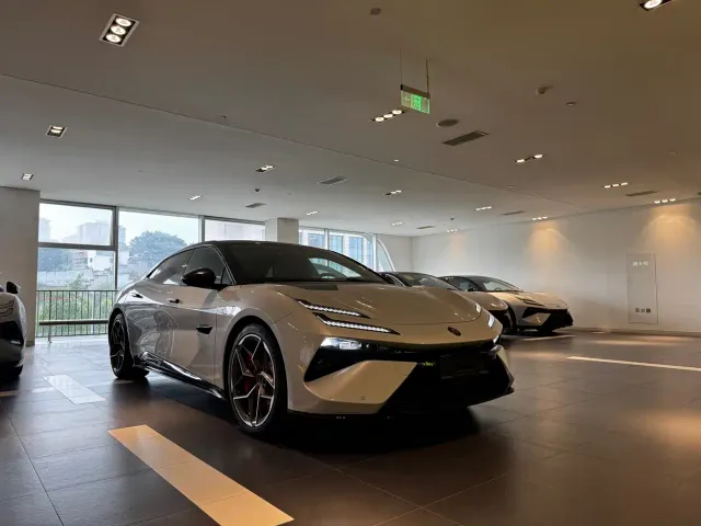 Lotus Emeya — Фото автомобиля 3