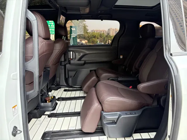 Toyota Sienna — Фото автомобиля 6