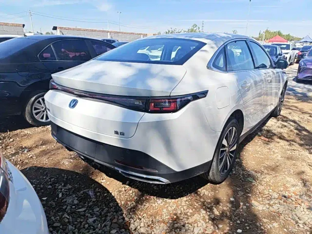 Changan Eado PHEV — Фото автомобиля 6