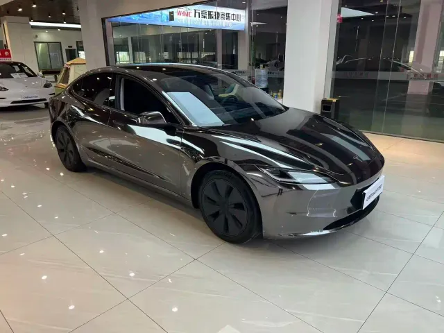 Tesla Model 3 — Фото автомобиля 3