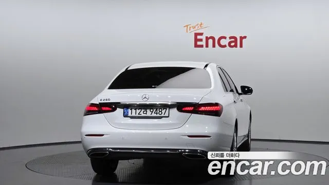 Mercedes-Benz E-Class — Фото автомобиля 4