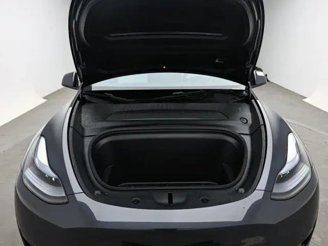 Tesla Model Y — Фото автомобиля 17