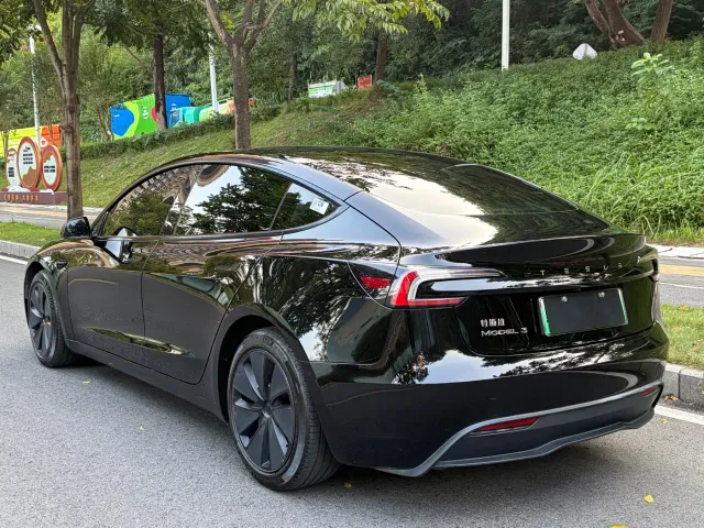 Tesla Model 3 — Фото автомобиля 7