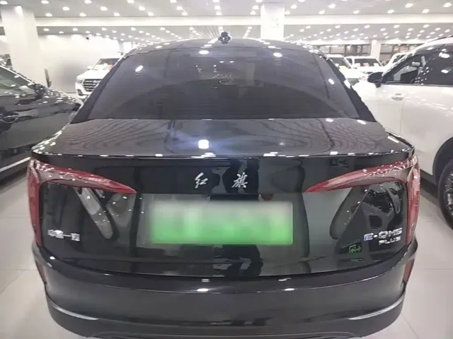 Hongqi E-QM5 — Фото автомобиля 3