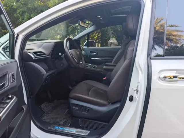 Toyota Sienna — Фото автомобиля 4