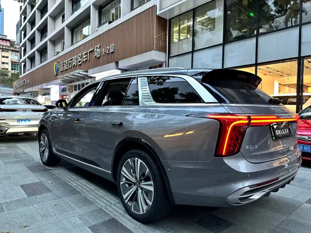 Hongqi E-HS9 — Фото автомобиля 4