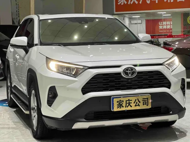 Toyota RAV4 — Фото автомобиля 3