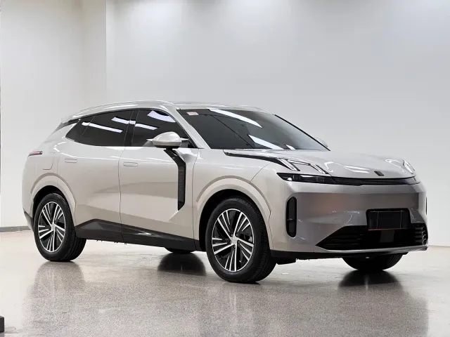 Lynk & Co 08 EM-P — Фото автомобиля 3