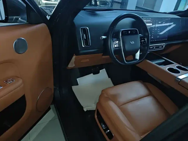 Li Auto L8 — Фото автомобиля 15