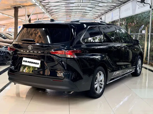 Toyota Sienna — Фото автомобиля 10