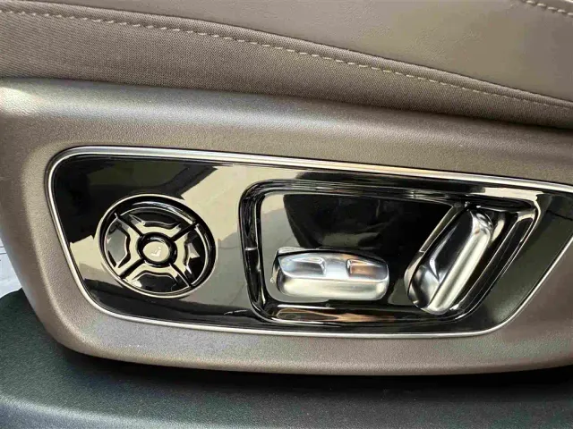 Li Auto L8 — Фото автомобиля 20