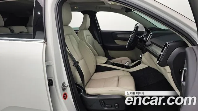 Volvo XC40 — Фото автомобиля 17