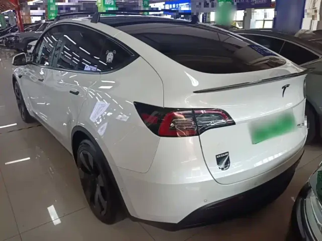 Tesla Model Y — Фото автомобиля 4