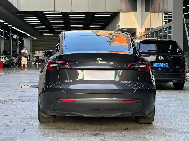 Tesla Model Y — Фото автомобиля 15