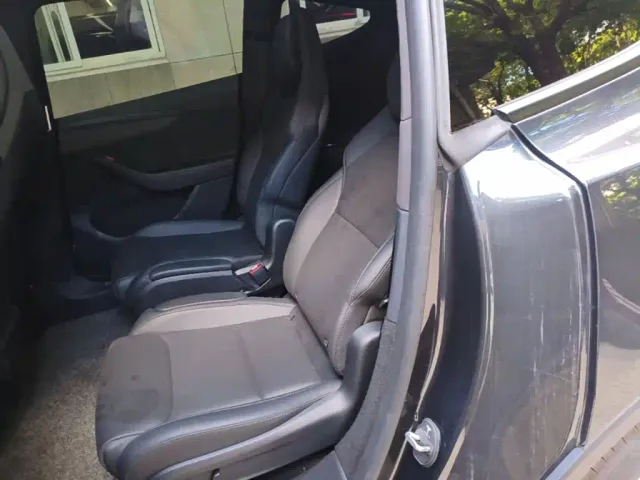 Tesla Model Y L — Фото автомобиля 16