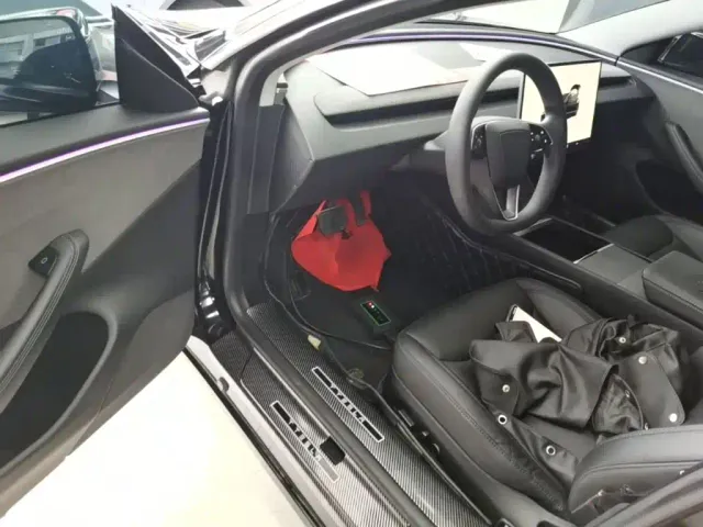 Tesla Model 3 — Фото автомобиля 15
