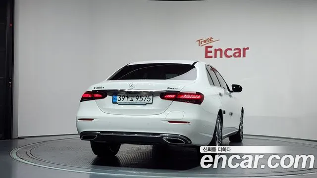 Mercedes-Benz E-Class — Фото автомобиля 4