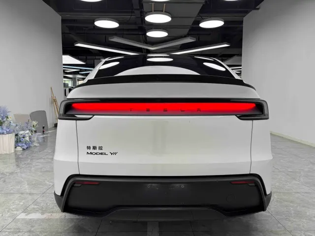 Tesla Model Y L — Фото автомобиля 5