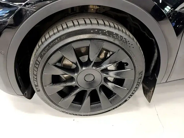 Tesla Model Y — Фото автомобиля 22