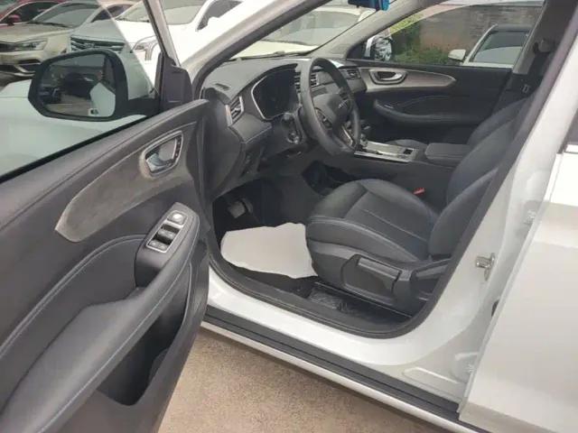 Roewe RX5 — Фото автомобиля 15