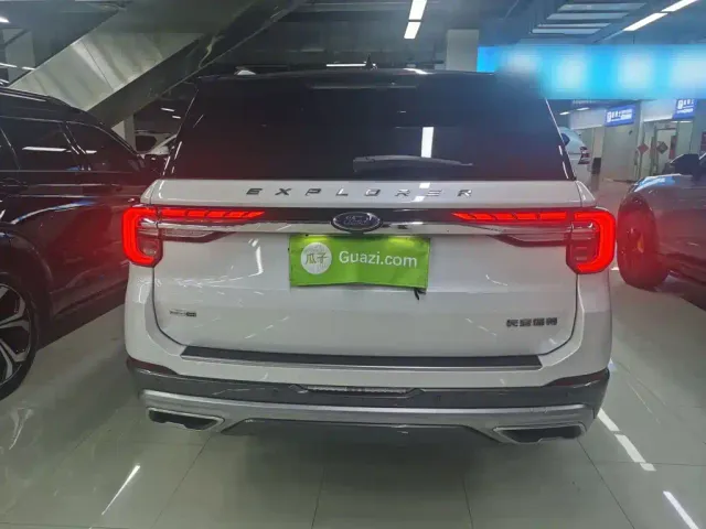 Ford Explorer — Фото автомобиля 11