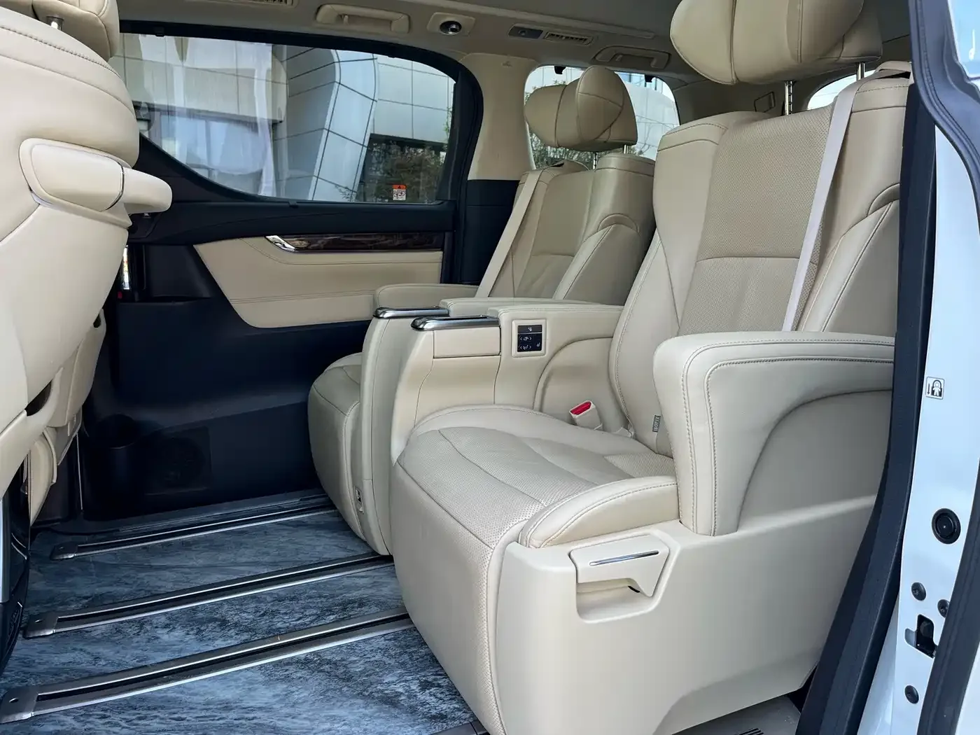 Toyota Alphard 2021 Hybrid 2.5L Luxury — Фото автомобиля 9