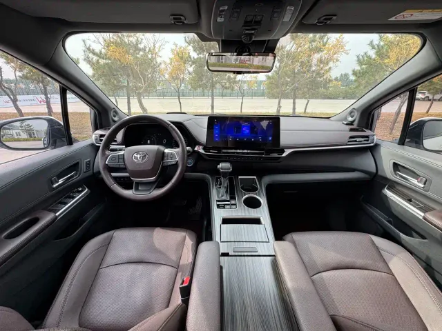 Toyota Sienna — Фото автомобиля 7