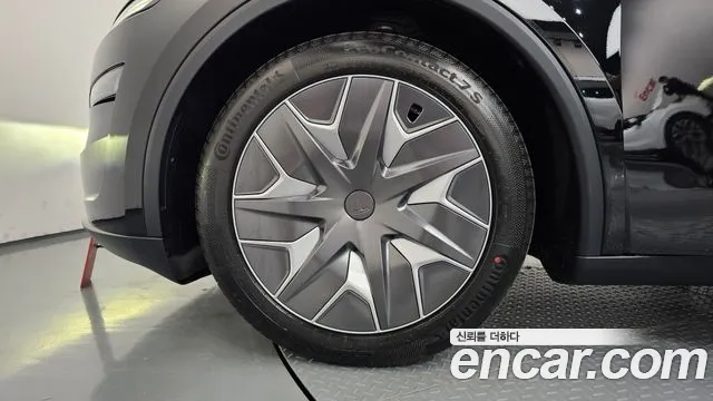 Tesla Model Y — Фото автомобиля 5