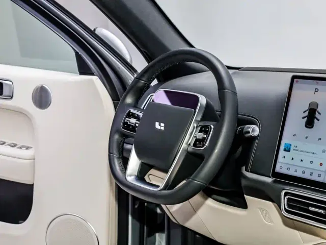 Li Auto L7 — Фото автомобиля 9