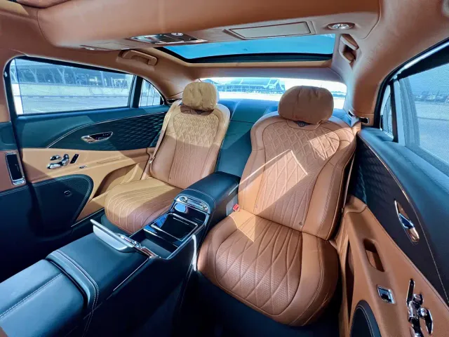 Bentley Flying Spur — Фото автомобиля 12